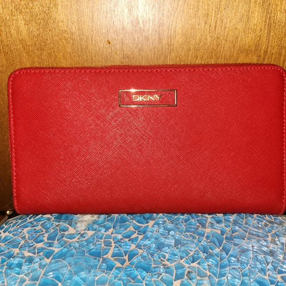 DKNY Magenta Saffiano Leather Large Side Zipper Tote and matching wallet - Picture 9 of 12